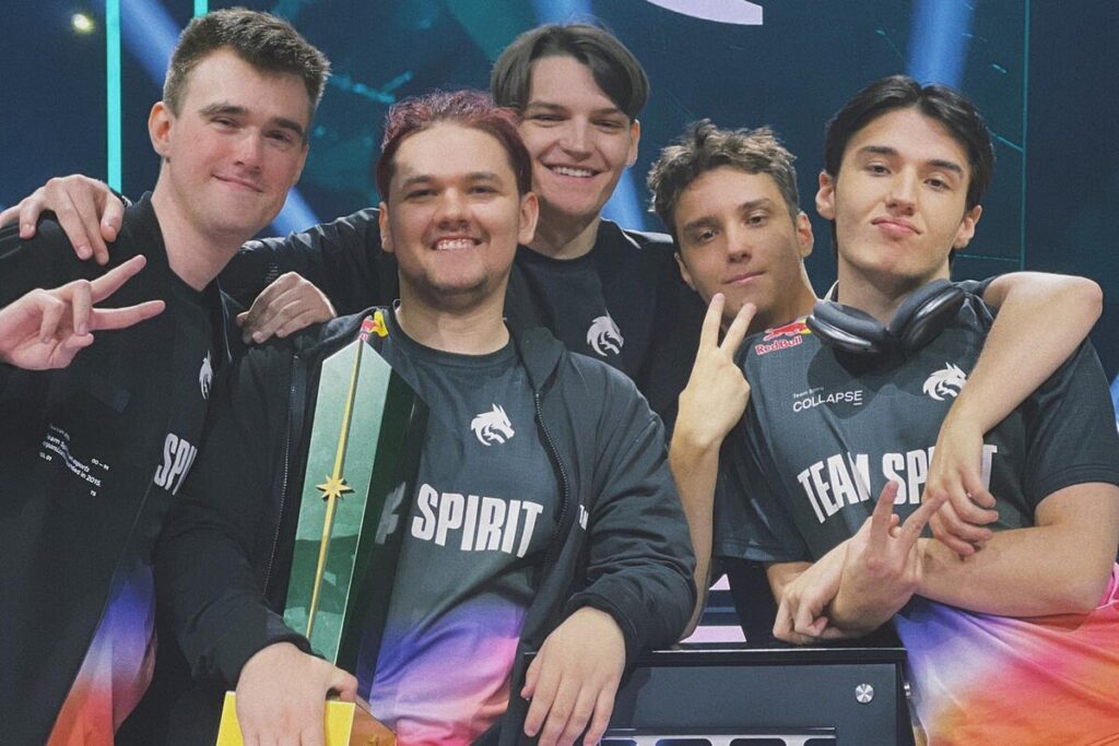Team Spirit с трофеем